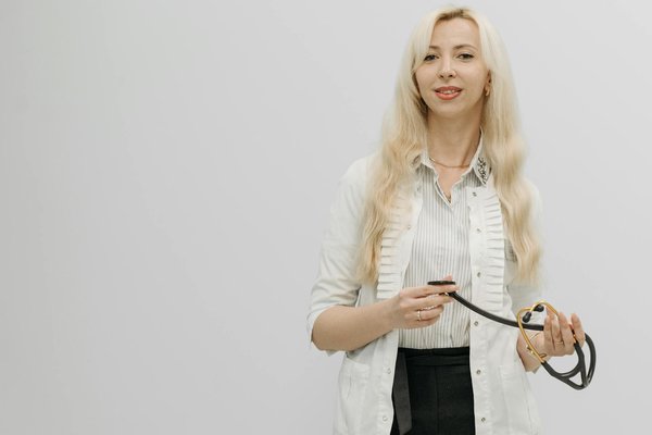 Intégrer le Yoga au Quotidien des Seniors : Un Guide Pratique pour le Bien-Être et une Vie Épanouie